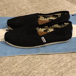 BRAND NEW BLACK TOMS SIZE W 7.5